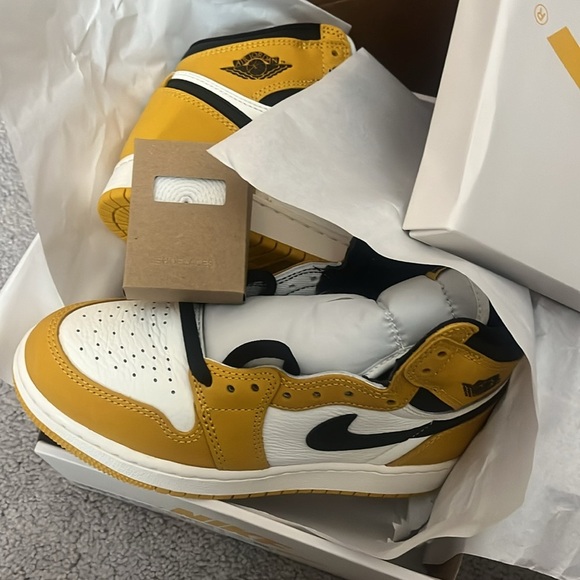 The Air Jordan 1 High OG GS “Yellow Ochre” 4Y/5.5 women - Picture 5 of 5